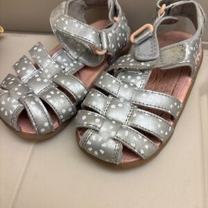 See kai run water sandals silver size girls. 9